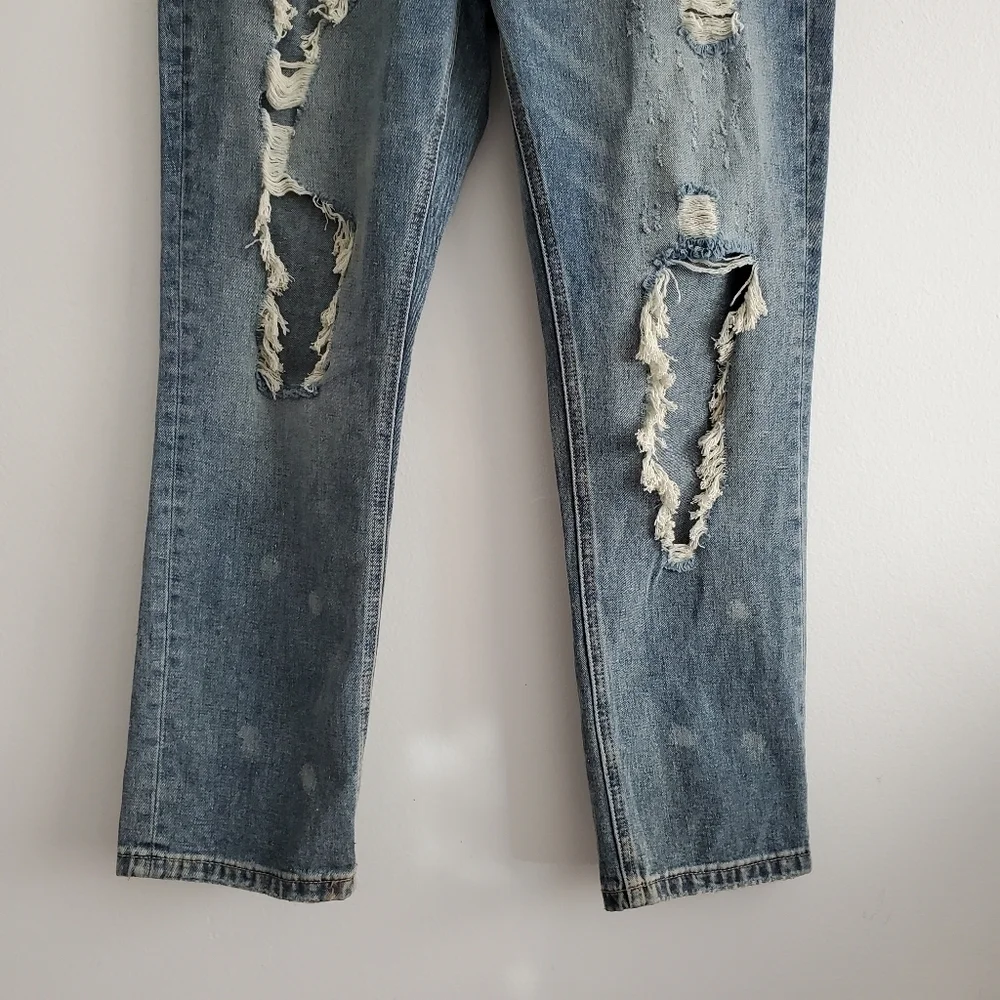 NEW Urban Outfitters BDG Straight & Narrow High Rise Distressed‎ Denim Jeans